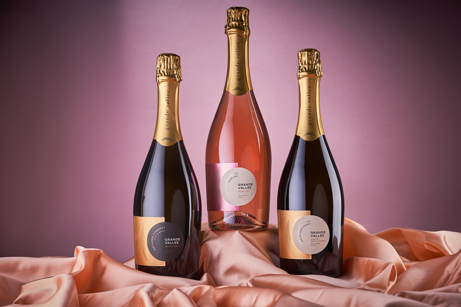 現代簡潔的起泡酒包裝設計參考(圖1) 現代簡潔的起泡酒包裝設計參考(圖1)